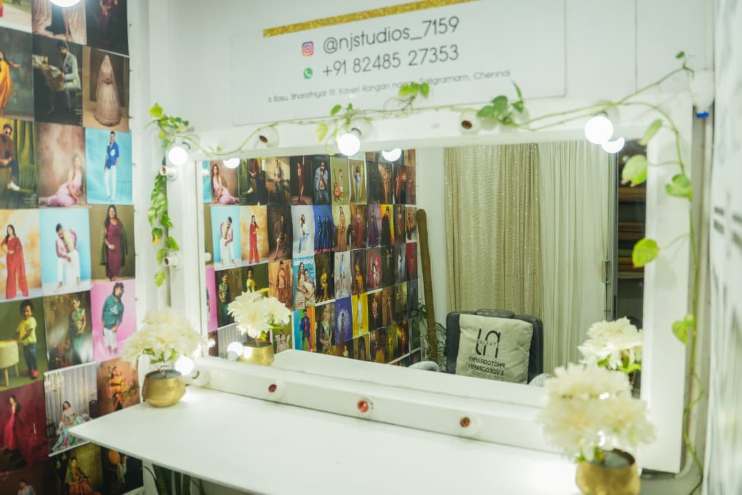 NJ Studio makeup station with mirror lights